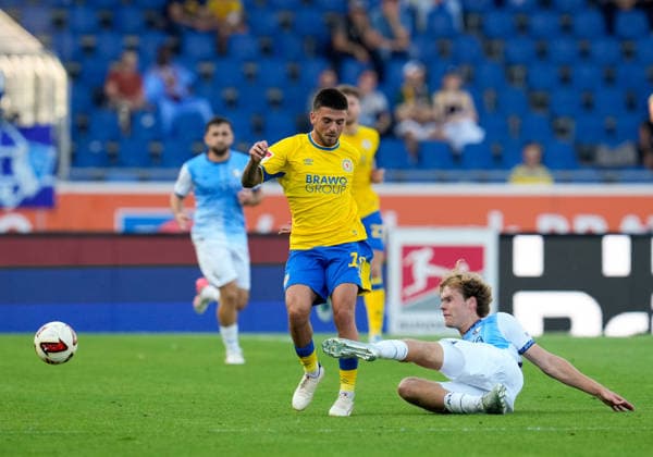 Samuele Di Benedetto (Eintracht Braunschweig, 10) im Zweikampf mit Mats Pannewig (VfL Bochum 1848, 24) GER, Eintracht Braunschweig vs VfL Bochum 1848, 2. Bundesliga, 2. Spieltag, Saison 2026-27, 14.08.2026 DFL REGULATIONS PROHIBIT ANY USE OF PHOTOGRAPHS AS IMAGE SEQUENCES AND OR QUASI-VIDEO GER, Eintracht Braunschweig vs VfL Bochum 1848, 2. Bundesliga, 2. Spieltag, Saison 2026-27, 14.08.2026 Braunschweig *** Samuele Di Benedetto, Eintracht Braunschweig, No. 10, in a tackle with Mats Pannewig, VfL Bochum 1848, No. 24, GER, Eintracht Braunschweig vs. VfL Bochum 1848, 2. Bundesliga, Matchday 2, 2026–27 season, August 14, 2026. DFL regulations prohibit any use of photographs as image sequences and or quasi-video. GER, Eintracht Braunschweig vs. VfL Bochum 1848, 2. Bundesliga, Matchday 2, 2026–27 season, August 14, 2026, Braunschweig Copyright: xEibner-Pressefoto ScottxColemanx EP_SCN
