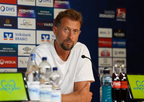 Lars Kornetka (Eintracht Braunschweig, Cheftrainer) spricht nach dem Spiel bei der Pressekonferenz. GER, Eintracht Braunschweig vs VfL Bochum 1848, 2. Bundesliga, 2. Spieltag, Saison 2026-27, 14.08.2026 DFL REGULATIONS PROHIBIT ANY USE OF PHOTOGRAPHS AS IMAGE SEQUENCES AND OR QUASI-VIDEO GER, Eintracht Braunschweig vs VfL Bochum 1848, 2. Bundesliga, 2. Spieltag, Saison 2026-27, 14.08.2026 Braunschweig *** Lars Kornetka, head coach of Eintracht Braunschweig, speaks at the postgame press conference (GER), Eintracht Braunschweig vs. VfL Bochum 1848, 2. Bundesliga, Matchday 2, 2026–27 season, August 14, 2026. DFL regulations prohibit any use of photographs as image sequences and or quasi-video. GER, Eintracht Braunschweig vs. VfL Bochum 1848, 2. Bundesliga, Matchday 2, 2026–27 season, August 14, 2026, Braunschweig Copyright: xEibner-Pressefoto ScottxColemanx EP_SCN