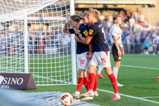 Kiel, 14. August 2026 - Fußball, 2. Bundesliga 2026 27, Holstein Kiel - FC St. Pauli: Jonas Therkelsen (Holstein Kiel, 10), Phil Harres (Holstein Kiel, 19) und Kasper Davidsen (Holstein Kiel, 15) bejubeln Treffer zum 2:2 DFL REGULATIONS PROHIBIT ANY USE OF PHOTOGRAPHS AS IMAGE SEQUENCES AND OR QUASI-VIDEO. *** Kiel, August 14, 2026 Soccer, 2026–27 2. Bundesliga, Holstein Kiel vs. FC St. Pauli, Jonas Therkelsen (Holstein Kiel, 10), Phil Harres (Holstein Kiel, 19) and Kasper Davidsen (Holstein Kiel, 15) celebrate the goal that tied the game at 2–2. DFL REGULATIONS PROHIBIT ANY USE OF PHOTOGRAPHS AS IMAGE SEQUENCES AND OR QUASI-VIDEO
