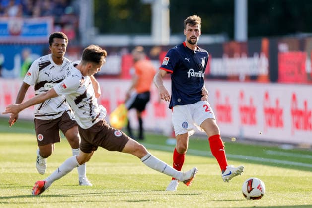 Kiel, 14. August 2026 - Fußball, 2. Bundesliga 2026 27, Holstein Kiel - FC St. Pauli: Branimir Hrgota (FC St. Pauli, 10), Jonas Meffert (Holstein Kiel, 28) DFL REGULATIONS PROHIBIT ANY USE OF PHOTOGRAPHS AS IMAGE SEQUENCES AND OR QUASI-VIDEO. *** Kiel, August 14, 2026 Soccer, 2026–27 2. Bundesliga, Holstein Kiel vs. FC St. Pauli, Branimir Hrgota (FC St. Pauli, 10), Jonas Meffert (Holstein Kiel, 28). DFL regulations prohibit any use of photographs as image sequences and or quasi-video.