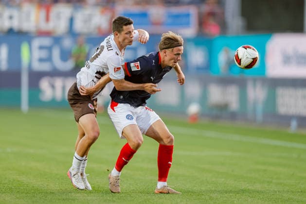Kiel, 14. August 2026 - Fußball, 2. Bundesliga 2026 27, Holstein Kiel - FC St. Pauli: Mathias Rasmussen (FC St. Pauli, 20), Jonas Therkelsen (Holstein Kiel, 10) DFL REGULATIONS PROHIBIT ANY USE OF PHOTOGRAPHS AS IMAGE SEQUENCES AND OR QUASI-VIDEO. *** Kiel, August 14, 2026 Soccer, 2026–27 2. Bundesliga, Holstein Kiel vs. FC St. Pauli, Mathias Rasmussen (FC St. Pauli, 20), Jonas Therkelsen (Holstein Kiel, 10). DFL regulations prohibit any use of photographs as image sequences and or quasi-video.
