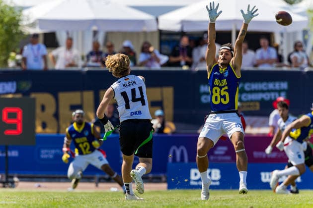 14 Philipp Marco Klein (QB) Team Germany Men pass the ball. 85 Bernardo Horevitch Kusdra (DB) Team Brazil Me to late for a block. Team Germany Men vs Team Brazil Men, Flag Football , IFAF, WM, 2026, 13.08-16.08.26, Düsseldorf Flag Football Komplex Düsseldorf-Garath Germany Copyright: xPFA ChristopherxMettkenx