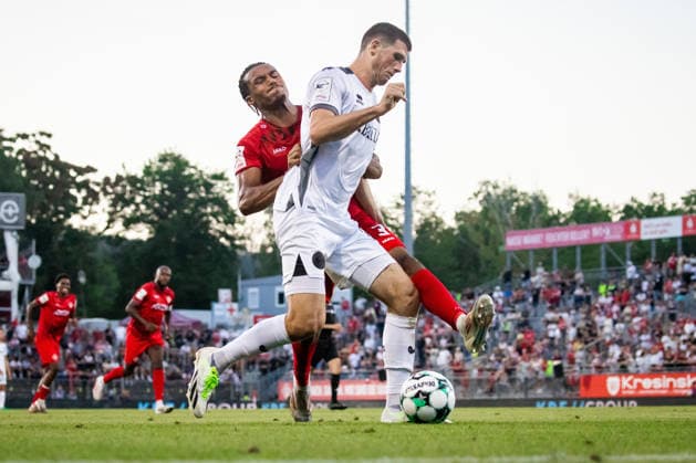 Sport Bilder des Tages Fussball - 3. Liga - Würzburger Kicker - SV Wehen Wiesbaden - 14.08.26 David Abrangao (Würzburg), Moritz Flotho (SVWW), *** Soccer, 3rd Division: Würzburger Kicker vs. SV Wehen Wiesbaden, August 14, 2026; David Abrangao (Würzburg), Moritz Flotho (SVWW),