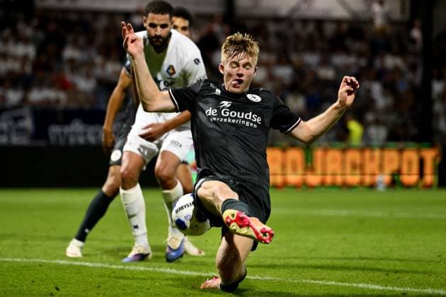 VELSEN - Nick Verschuren of Sparta makes a mistake and Abdelnour Soualhia will score the 1-2 during the Dutch Eredivisie match between Telstar and Sparta Rotterdam at the BUKO Stadion on August 14, 2026 in Velsen, the Netherlands. OLAF KRAAK ANP Eredivisie 2026-2027 xVIxANPxSportx xxANPxIVx 565483032 originalFilename: 565483032.jpg