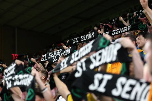 Fans wave Si Senor scarves as Raul JimÃ nez of Wolverhampton Wanderers comes on Wolverhampton Wanderers v Blackburn Rovers, EFL Sky Bet Championship, Football, Molineux, Wolverhampton, UK - 14 Aug 2026Wolverhampton Molineux United Kingdom EDITORIAL USE ONLY No use with unauthorised audio, video, data, fixture lists, club league logos or live services. Online in-match use limited to 120 images, no video emulation. No use in betting, games or single club league player publications.  Copyright: xKieranxMcManus Shutterstockx 17070083an