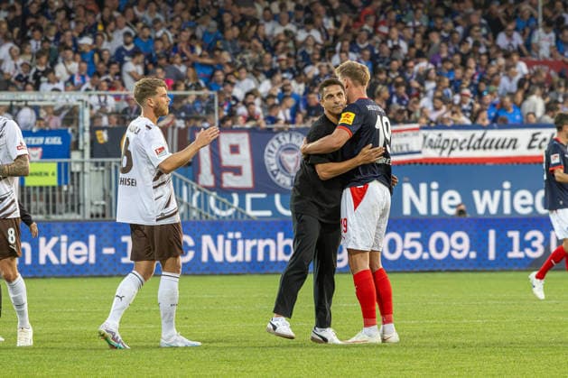 14.08.2026 Fußball 2. Bundesliga Männer Saison 2026 2027 2. Spieltag Holstein Kiel - FC St. Pauli (Kiel in Blau, St. Pauli in Weiß) Bildmitte: Marcel Rapp beglückwünscht den Kieler Phil Harres zu seinem Treffer und einem Punkt Kiel Holstein Stadion, Westring 501 Schleswig Holstein Deutschland *** August 14, 2026 Soccer 2. Bundesliga Men s Season 2026–2027 Matchday 2 Holstein Kiel vs. FC St. Pauli Kiel in blue, St. Pauli in white. In the center of the image, Marcel Rapp congratulates Kiel’s Phil Harres on his goal and the point. Kiel Holstein Stadium, Westring 501, Schleswig-Holstein, Germany