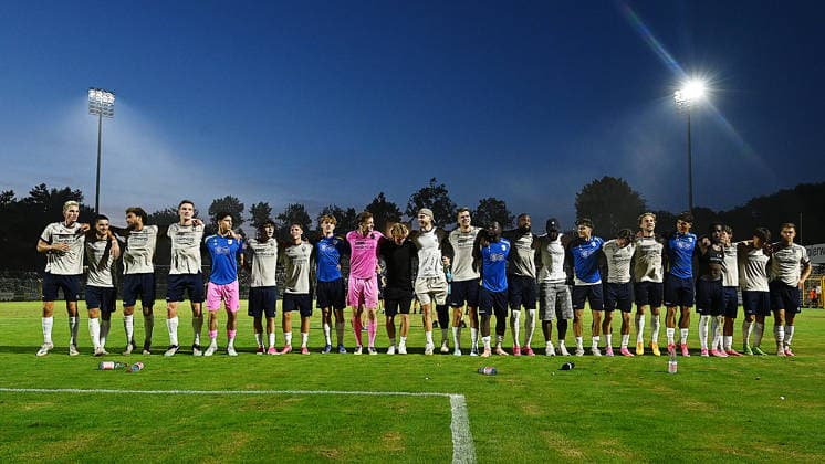 Fußball-Regionalliga Nordost, Saison 2026 2027, 5. Spieltag, BSG Chemie Leipzig gegen FC Carl Zeiss Jena (14.August 2026) 0:1 (0:0) Jubel und Freude bei Spielern von , FC Carl Zeiss Jena nach dem Sieg im Spiel Chemie Leipzig gegen FC Carl Zeiss Jena (14.08.2026). Die Spieler lassen sich vor den mitgereisten Fans im Gäste-Fanblock feiern. Leipzig Sachsen Deutschland Alfred-Kunze-Sportpark *** Soccer Northeast Regional League, 2026–2027 Season, Matchday 5, BSG Chemie Leipzig vs. FC Carl Zeiss Jena, August 14, 2026, 0–1, 0–0. Cheers and joy among the players of , FC Carl Zeiss Jena following their victory in the match between Chemie Leipzig and FC Carl Zeiss Jena on August 14, 2026. The players are celebrated in front of the traveling fans in the visitors’ section. Leipzig, Saxony, Germany. Alfred Kunze Sportpark