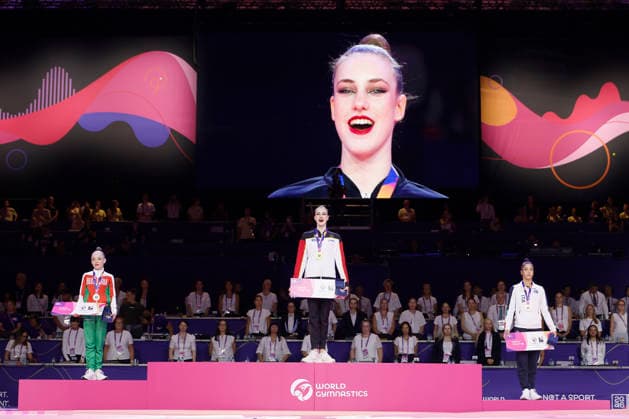 Siegerehrung des Mehrkampffinales Einzel bei der Rhythmischen Sportgymnastik-Weltmeisterschaft 2026 in Frankfurt am Main, Deutschland, am 14. August 2026 (v.l.): Stiliana Nikolova (Bulgarien, Bronze), Darja Varfolomeev (Deutschland, Gold) und Sofia Raffaeli (Italien, Silber) mit ihren Medaillen und den Olympia-Qualifikationstickets. Medal ceremony of the individual all-around final at the Rhythmic gymnastics, Rhythmische Sportgymnastik, RSG World Championships 2026 in Frankfurt am Main, Germany, on August 14, 2026 (l-r): Stiliana Nikolova (Bulgaria, bronze), Darja Varfolomeev (Germany, gold) and Sofia Raffaeli (Italy, silver) with their medals and Olympic qualification tickets. *** Medal ceremony for the individual all-around final at the 2026 Rhythmic Gymnastics World Championships in Frankfurt am Main, Germany, on August 14, 2026 (from left): Stiliana Nikolova of Bulgaria, bronze, Darja Varfolomeev of Germany, gold, and Sofia Raffaeli of Italy, silver, with their medals and Olympic qualification tickets. Medal ceremony of the individual all-around final at the 2026 Rhythmic Gymnastics World Championships in Frankfurt am Main, Germany, on August 14, 2026; from left to right: Stiliana Nikolova of Bulgaria (bronze), Darja Varfolomeev of Germany (gold), and Sofia Raffaeli of Italy (silver), with their medals and Olympic qualification tickets Copyright: HMBxMedia xHeikoxBecker