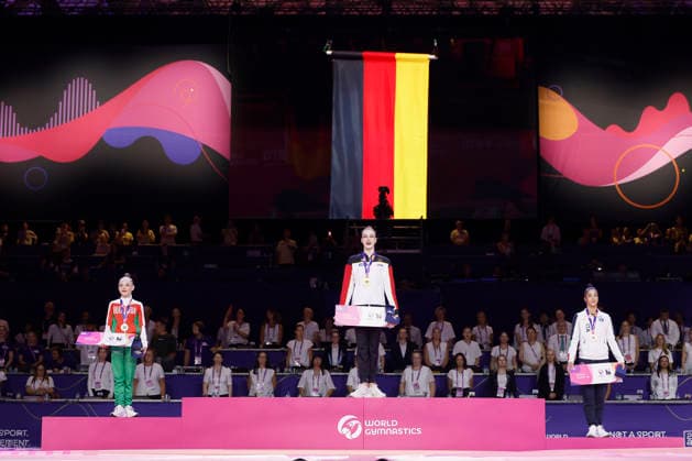 Siegerehrung des Mehrkampffinales Einzel bei der Rhythmischen Sportgymnastik-Weltmeisterschaft 2026 in Frankfurt am Main, Deutschland, am 14. August 2026 (v.l.): Stiliana Nikolova (Bulgarien, Bronze), Darja Varfolomeev (Deutschland, Gold) und Sofia Raffaeli (Italien, Silber) mit ihren Medaillen und den Olympia-Qualifikationstickets. Medal ceremony of the individual all-around final at the Rhythmic gymnastics, Rhythmische Sportgymnastik, RSG World Championships 2026 in Frankfurt am Main, Germany, on August 14, 2026 (l-r): Stiliana Nikolova (Bulgaria, bronze), Darja Varfolomeev (Germany, gold) and Sofia Raffaeli (Italy, silver) with their medals and Olympic qualification tickets. *** Medal ceremony for the individual all-around final at the 2026 Rhythmic Gymnastics World Championships in Frankfurt am Main, Germany, on August 14, 2026 (from left): Stiliana Nikolova of Bulgaria, bronze, Darja Varfolomeev of Germany, gold, and Sofia Raffaeli of Italy, silver, with their medals and Olympic qualification tickets. Medal ceremony of the individual all-around final at the 2026 Rhythmic Gymnastics World Championships in Frankfurt am Main, Germany, on August 14, 2026; from left to right: Stiliana Nikolova of Bulgaria (bronze), Darja Varfolomeev of Germany (gold), and Sofia Raffaeli of Italy (silver), with their medals and Olympic qualification tickets Copyright: HMBxMedia xHeikoxBecker