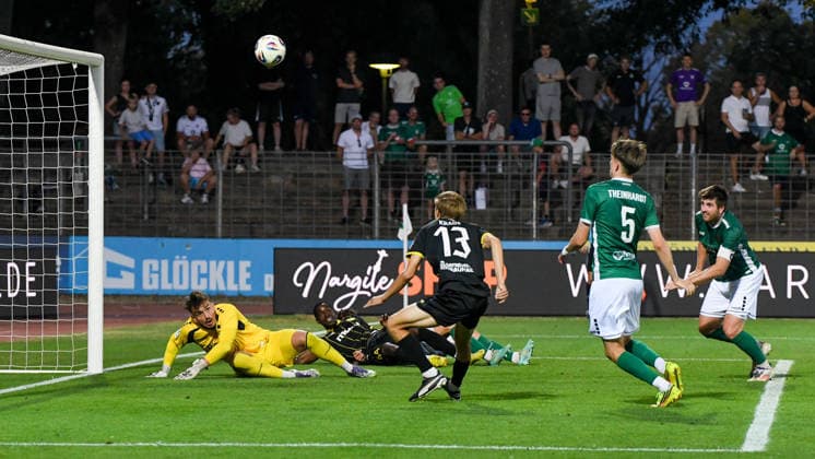 1. FC 1905 Schweinfurt vs. SpVgg Bayreuth, Sachs-Stadion Football, Regionalliga Bayern 1. FC 1905 Schweinfurt vs. SpVgg Bayreuth 14 Aug 2026 Sachs-Stadion , Schweinfurt, Germany Image: GK Jan Mött (FC05) watches from the ground as the ball cross in front of the goal Levi Kraus (Bayreuth), Johannes Theinhardt (FC05). DFL REGULATIONS PROHIBIT ANY USE OF PHOTOGRAPHS AS IMAGE SEQUENCES AND OR QUASI-VIDEO Copyright: xPresseFotoxEvansx