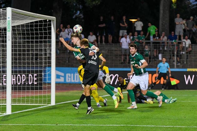 1. FC 1905 Schweinfurt vs. SpVgg Bayreuth, Sachs-Stadion Football, Regionalliga Bayern 1. FC 1905 Schweinfurt vs. SpVgg Bayreuth 14 Aug 2026 Sachs-Stadion , Schweinfurt, Germany Image: GK Jan Mött (FC05) watches as the ball cross in front of the goal Levi Kraus (Bayreuth) and Johannes Theinhardt (FC05) fight for the ball. DFL REGULATIONS PROHIBIT ANY USE OF PHOTOGRAPHS AS IMAGE SEQUENCES AND OR QUASI-VIDEO Copyright: xPresseFotoxEvansx