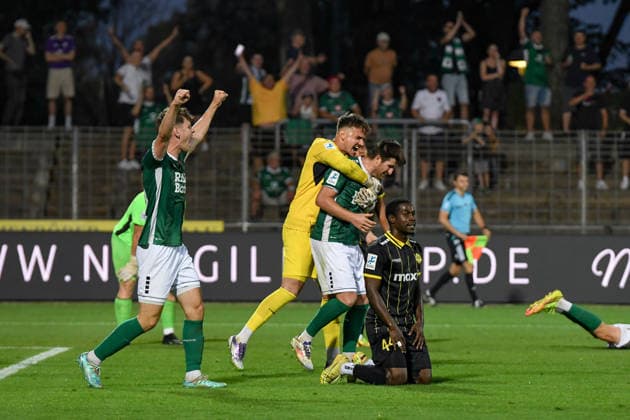 1. FC 1905 Schweinfurt vs. SpVgg Bayreuth, Sachs-Stadion Football, Regionalliga Bayern 1. FC 1905 Schweinfurt vs. SpVgg Bayreuth 14 Aug 2026 Sachs-Stadion , Schweinfurt, Germany Image: GK Jan Mött (FC05) jumps on Kevin Fery (FC05) to celebrate the win Adrian Heinle (Bayreuth) knees after his own goal loses the game for Bayreuth. DFL REGULATIONS PROHIBIT ANY USE OF PHOTOGRAPHS AS IMAGE SEQUENCES AND OR QUASI-VIDEO Copyright: xPresseFotoxEvansx