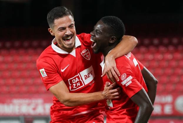 Foto IPP Roberto Bregani Monza 14-08-2026 Calcio, Coppa Italia Frecciarossa 2026 2027, Trentaduesimi di Finale, Monza v Avellino Nella foto l esultanza di Omari Nathan Forson del Monza con Andrea Carboni del Monza dopo il gol. Italy Photo Press World Copyright. italy ITALY  Copyright: xR4924_italyphotopressx