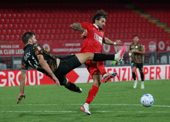 Foto IPP Roberto Bregani Monza 14-08-2026 Calcio, Coppa Italia Frecciarossa 2026 2027, Trentaduesimi di Finale, Monza v Avellino Nella foto Patrick Cutrone del Monza in azione contro Lorenco Simic dell Avellino. Italy Photo Press World Copyright. italy ITALY  Copyright: xR4924_italyphotopressx