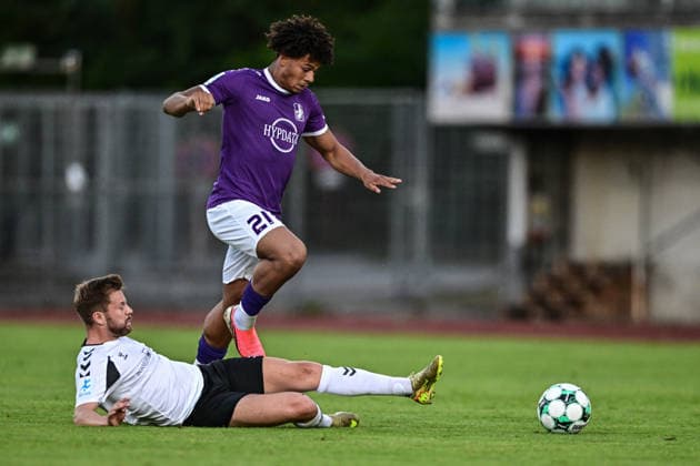 Regionalliga Bayern: Wacker Burghausen vs. TSV Schwaben Augsburg , Burghausen, 14.08.2026 Alexander Gordok (SV Wacker Burghausen, 7) grätscht gegen Benjamin Omenlo (TSV Schwaben Augsburg, 21) , Burghausen, 14.08.2026 - 4. Spieltag der Regionalliga Bayern, Wacker Burghausen gegen TSV Schwaben Augsburg; Burghausen, Flatbuy-Stadion *** Bavarian Regional League: Wacker Burghausen vs. TSV Schwaben Augsburg, Burghausen, August 14, 2026. Alexander Gordok (SV Wacker Burghausen, No. 7) makes a sliding tackle on Benjamin Omenlo (TSV Schwaben Augsburg), 21, Burghausen, August 14, 2026 Matchday 4 of the Bavarian Regional League: Wacker Burghausen vs. TSV Schwaben Augsburg, Burghausen, Flatbuy Stadium Copyright: xBEAUTIFULxSPORTS Märklx