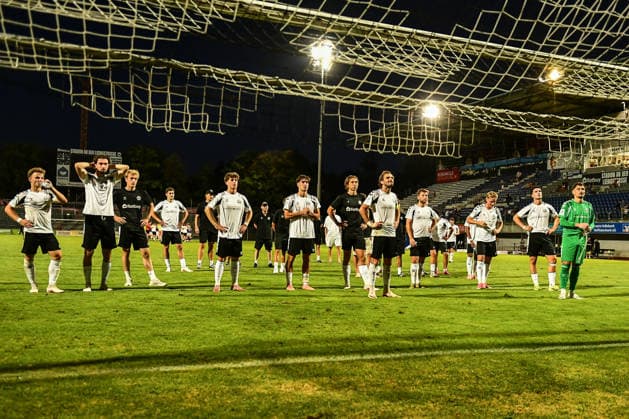 Regionalliga Bayern: Wacker Burghausen vs. TSV Schwaben Augsburg , Burghausen, 14.08.2026 Enttäuschung bei den Spielern von Burghausen nach der Heimniederlage gegen Schwaben. Die Fans stehen trotzdem hinter der Mannschaft, Burghausen, 14.08.2026 - 4. Spieltag der Regionalliga Bayern, Wacker Burghausen gegen TSV Schwaben Augsburg; Burghausen, Flatbuy-Stadion *** Bavarian Regional League: Wacker Burghausen vs. TSV Schwaben Augsburg, Burghausen, August 14, 2026. Disappointment among the Burghausen players following their home loss to Schwaben. The fans are still behind the team, Burghausen, August 14, 2026, Matchday 4 of the Bavarian Regional League: Wacker Burghausen vs. TSV Schwaben Augsburg, Burghausen, Flatbuy Stadium Copyright: xBEAUTIFULxSPORTS Märklx