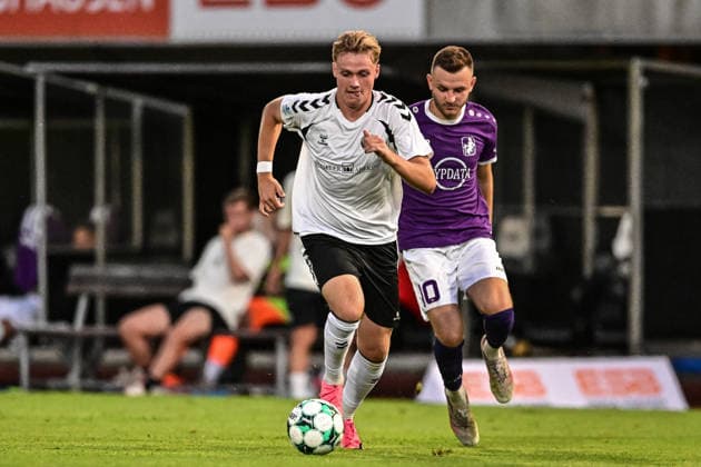 Regionalliga Bayern: Wacker Burghausen vs. TSV Schwaben Augsburg , Burghausen, 14.08.2026 Benedikt Schwarzensteiner (SV Wacker Burghausen, 3) und Lukas Ramser (TSV Schwaben Augsburg, 10) im Kampf um den Ball , Burghausen, 14.08.2026 - 4. Spieltag der Regionalliga Bayern, Wacker Burghausen gegen TSV Schwaben Augsburg; Burghausen, Flatbuy-Stadion *** Bavarian Regional League: Wacker Burghausen vs. TSV Schwaben Augsburg, Burghausen, August 14, 2026—Benedikt Schwarzensteiner (SV Wacker Burghausen, No. 3) and Lukas Ramser (TSV Schwaben Augsburg, No. 10) battle for the ball, Burghausen, August 14, 2026, Matchday 4 of the Bavarian Regional League: Wacker Burghausen vs. TSV Schwaben Augsburg, Burghausen, Flatbuy Stadium Copyright: xBEAUTIFULxSPORTS Märklx