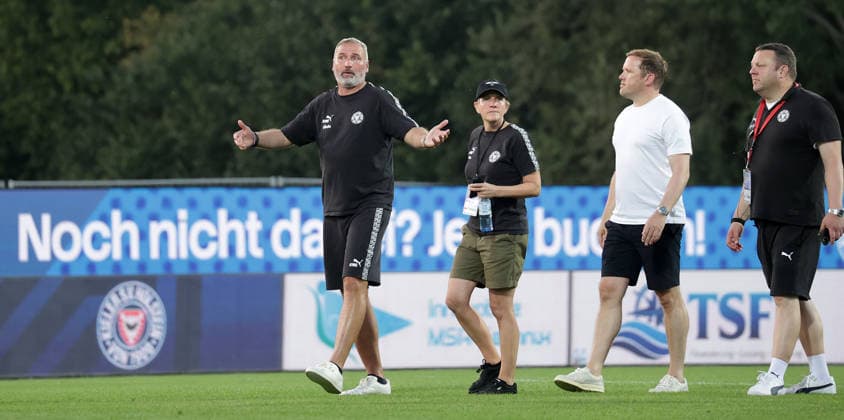 Trainer Tim Walter (Holstein Kiel) nach dem Abpfiff Fussball, Herren, Saison 2026 2027, 2.BL, Holstein Stadion, Holstein Kiel gegen FC St Pauli, 2-2 DFL REGULATIONS PROHIBIT ANY USE OF PHOTOGRAPHS AS IMAGE SEQUENCES AND OR QUASI-VIDEO. *** Coach Tim Walter of Holstein Kiel after the final whistle; Soccer, Men s, 2026–2027 Season, 2. Bundesliga, Holstein Stadium, Holstein Kiel vs. FC St. Pauli, 2–2. DFL regulations prohibit any use of photographs as image sequences and or quasi-video.