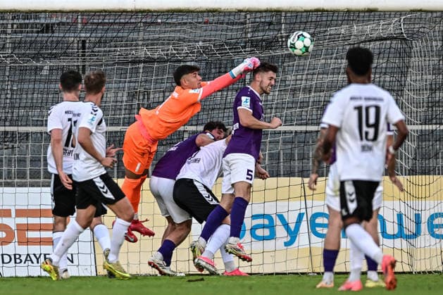 Regionalliga Bayern: Wacker Burghausen vs. TSV Schwaben Augsburg , Burghausen, 14.08.2026 Maximilian Reil (TSV Schwaben Augsburg, 1) mit Faustabwehr beim Eckball , Burghausen, 14.08.2026 - 4. Spieltag der Regionalliga Bayern, Wacker Burghausen gegen TSV Schwaben Augsburg; Burghausen, Flatbuy-Stadion *** Bavarian Regional League: Wacker Burghausen vs. TSV Schwaben Augsburg, Burghausen, August 14, 2026; Maximilian Reil, TSV Schwaben Augsburg, 1, making a fist save on a corner kick, Burghausen, August 14, 2026, Matchday 4 of the Bavarian Regional League, Wacker Burghausen vs. TSV Schwaben Augsburg, Burghausen, Flatbuy Stadium Copyright: xBEAUTIFULxSPORTS Märklx