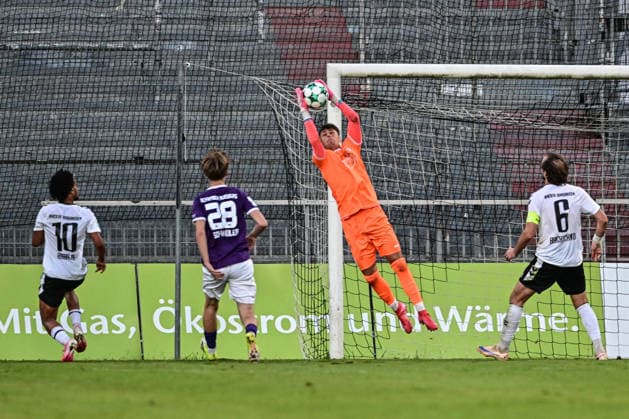 Regionalliga Bayern: Wacker Burghausen vs. TSV Schwaben Augsburg , Burghausen, 14.08.2026 Lufthoheit: Maximilian Reil (TSV Schwaben Augsburg, 1) fängt den Ball sicher. , Burghausen, 14.08.2026 - 4. Spieltag der Regionalliga Bayern, Wacker Burghausen gegen TSV Schwaben Augsburg; Burghausen, Flatbuy-Stadion *** Bavarian Regional League: Wacker Burghausen vs. TSV Schwaben Augsburg, Burghausen, August 14, 2026. Maximilian Reil (TSV Schwaben Augsburg) takes control of the air, 1 catches the ball securely, Burghausen, August 14, 2026 Matchday 4 of the Bavarian Regional League, Wacker Burghausen vs. TSV Schwaben Augsburg, Burghausen, Flatbuy Stadium Copyright: xBEAUTIFULxSPORTS Märklx