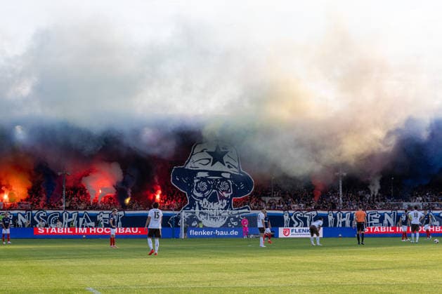 14.08.2026 Fußball 2. Bundesliga Männer Saison 2026 2027 2. Spieltag Holstein Kiel - FC St. Pauli (Kiel in Blau, St. Pauli in Weiß) Pyros der Kieler Fans in der Halbzeitpause verhinderten den Wiederanpfiff der Partie Kiel Holstein Stadion, Westring 501 Schleswig Holstein Deutschland *** August 14, 2026 Soccer 2. Bundesliga Men s Season 2026–2027 Matchday 2 Holstein Kiel vs. FC St. Pauli Kiel in blue, St. Pauli in white Pyrotechnics set off by Kiel fans during halftime prevented the game from resuming Kiel Holstein Stadium, Westring 501, Schleswig-Holstein, Germany