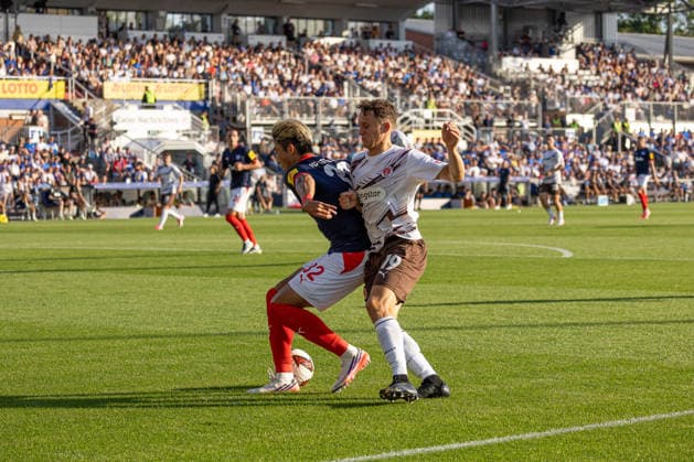 14.08.2026 Fußball 2. Bundesliga Männer Saison 2026 2027 2. Spieltag Holstein Kiel - FC St. Pauli (Kiel in Blau, St. Pauli in Weiß) Hiroki Sekine (li.), Martijn Kaars Kiel Holstein Stadion, Westring 501 Schleswig Holstein Deutschland *** August 14, 2026 Soccer 2. Bundesliga Men s 2026–2027 Season, Matchday 2: Holstein Kiel vs. FC St. Pauli; Kiel in blue, St. Pauli in white; Hiroki Sekine (left), Martijn Kaars; Kiel Holstein Stadium, Westring 501, Schleswig-Holstein, Germany
