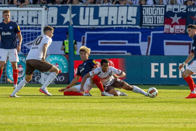14.08.2026 Fußball 2. Bundesliga Männer Saison 2026 2027 2. Spieltag Holstein Kiel - FC St. Pauli (Kiel in Blau, St. Pauli in Weiß) Bildmitte: Hiroki Sekine, Joel Chima Fujita Kiel Holstein Stadion, Westring 501 Schleswig Holstein Deutschland *** August 14, 2026 Soccer 2. Bundesliga Men s 2026–2027 Season, Matchday 2: Holstein Kiel vs. FC St. Pauli. Kiel in blue, St. Pauli in white. Center of the image: Hiroki Sekine, Joel Chima Fujita. Kiel Holstein Stadium, Westring 501, Schleswig-Holstein, Germany