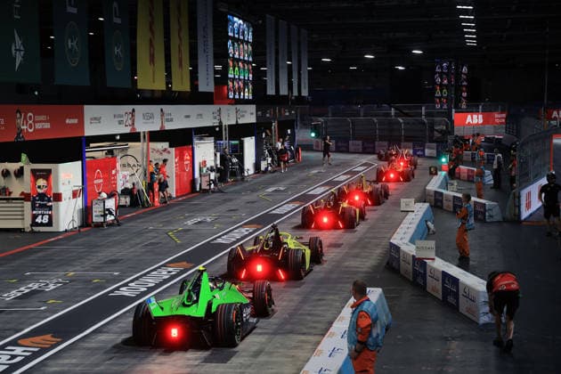 Mehrere verschiedene Gen3 Evo Rennfahrzeuge bei der Ausfahrt aus den Boxen zum 1. freies Training, FIA Formel E Weltmeisterschaft, Saison 12, London E- Prix, 14.08.2026, Envision, Andretti, DS Penske sowie Mahindra *** Several different Gen3 Evo race cars exiting the pits for Free Practice 1, FIA Formula E World Championship, Season 12, London E-Prix, August 14, 2026, Envision, Andretti, DS Penske, and Mahindra