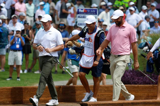 MEMPHIS, TN - AUGUST 14: Rory Mcllroy of Northern Ireland and Scottie Scheffler of the United States walk across a bridge to the No. 11 green during the second round of the FedEx St. Jude Championship, August 14, 2026, at TPC Southwind in Memphis, Tennessee. (Photo by Matthew Maxey Icon Sportswire) GOLF: AUG 14 PGA, Golf Herren FedEx St. Jude Championship EDITORIAL USE ONLY Icon260814072