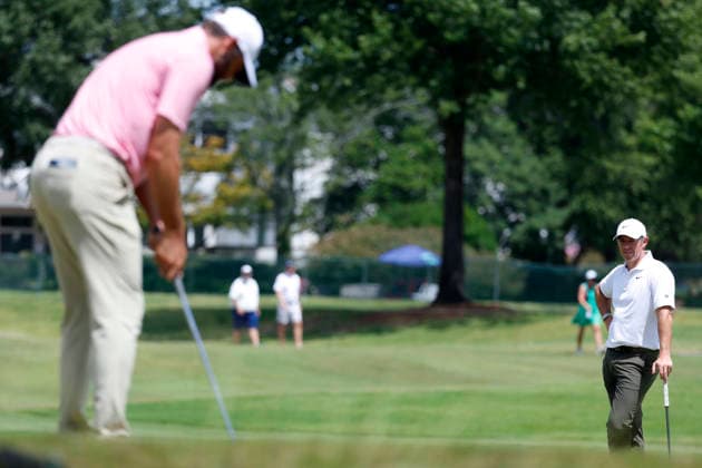 MEMPHIS, TN - AUGUST 14: Rory Mcllroy of Northern Ireland watches Scottie Scheffler of the United States putt on the No. 11 green during the second round of the FedEx St. Jude Championship, August 14, 2026, at TPC Southwind in Memphis, Tennessee. (Photo by Matthew Maxey Icon Sportswire) GOLF: AUG 14 PGA, Golf Herren FedEx St. Jude Championship EDITORIAL USE ONLY Icon260814074