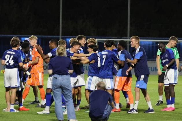 Regionalliga West: FC Schalke 04 U23 - Sportfreunde Siegen ** NUR FÜR REDAKTIONELLE ZWECKE ** EDITORIAL USE ONLY **<p>Fussball Regionalliga West 3.Spieltag Freitag 14.08.2026 Ort: Parkstadion Gelsenkirchen FC Schalke 04 II - Sportfreunde Siegen im Bild Die Mannschaft vom FC Schalke 04 U23 feiert nach dem Spiel, rechts feiert auch Gerrit Wegkamp mit Deutschland Gelsenkirchen Copyright: StefanxRittershaus *** Regionalliga West: FC Schalke 04 U23 vs. Sportfreunde Siegen ** FOR EDITORIAL USE ONLY ** EDITORIAL USE ONLY ** p Soccer Regionalliga West Matchday 3 Friday, August 14, 2026 Location: Parkstadion, Gelsenkirchen FC Schalke 04 II vs. Sportfreunde Siegen In the photo: The FC Schalke 04 U23 team celebrates after the game, on the right, Gerrit Wegkamp is also celebrating with Germany in Gelsenkirchen. Copyright StefanxRittershaus Copyright: StefanxRittershaus doc875siqmdfwnamcgqodi ,EDITORIAL USE ONLY