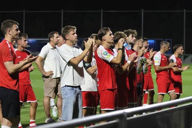 Regionalliga West: FC Schalke 04 U23 - Sportfreunde Siegen ** NUR FÜR REDAKTIONELLE ZWECKE ** EDITORIAL USE ONLY **<p>Fussball Regionalliga West 3.Spieltag Freitag 14.08.2026 Ort: Parkstadion Gelsenkirchen FC Schalke 04 II - Sportfreunde Siegen im Bild Die Mannschaft von Sportfreunde Siegen bedankt sich bei den Fans in der Mitte Dustin Willms und Jan-Luca Rumpf Deutschland Gelsenkirchen Copyright: StefanxRittershaus *** Regionalliga West FC Schalke 04 U23 Sportfreunde Siegen ** FOR EDITORIAL PURPOSES ONLY ** EDITORIAL USE ONLY ** p Soccer Regionalliga West Matchday 3 Friday, August 14, 2026 Venue: Parkstadion, Gelsenkirchen FC Schalke 04 II vs. Sportfreunde Siegen In the photo: The Sportfreunde Siegen team thanks the fans; in the center are Dustin Willms and Jan Luca Rumpf Germany Gelsenkirchen Copyright StefanxRittershaus Copyright: StefanxRittershaus doc875siqp4eeb9imeoiil ,EDITORIAL USE ONLY