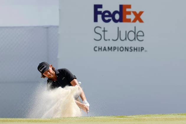 MEMPHIS, TN - AUGUST 14: Tommy Fleetwood of England hits from a green side bunker on No. 17 during the second round of the FedEx St. Jude Championship, August 14, 2026, at TPC Southwind in Memphis, Tennessee. (Photo by Matthew Maxey Icon Sportswire) GOLF: AUG 14 PGA, Golf Herren FedEx St. Jude Championship EDITORIAL USE ONLY Icon260814095