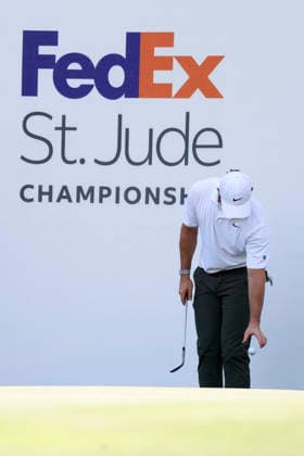 MEMPHIS, TN - AUGUST 14: Rory Mcllroy of Northern Ireland takes a relief drop on No. 17 during the second round of the FedEx St. Jude Championship, August 14, 2026, at TPC Southwind in Memphis, Tennessee. (Photo by Matthew Maxey Icon Sportswire) GOLF: AUG 14 PGA, Golf Herren FedEx St. Jude Championship EDITORIAL USE ONLY Icon260814103