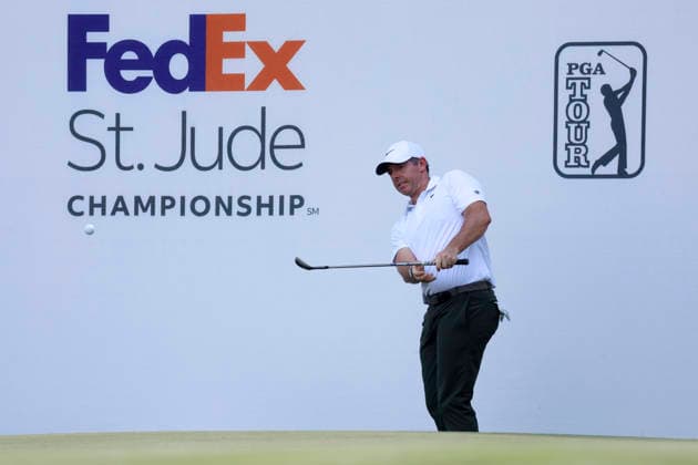MEMPHIS, TN - AUGUST 14: Rory Mcllroy of Northern Ireland hits a chip shot on No. 17 during the second round of the FedEx St. Jude Championship, August 14, 2026, at TPC Southwind in Memphis, Tennessee. (Photo by Matthew Maxey Icon Sportswire) GOLF: AUG 14 PGA, Golf Herren FedEx St. Jude Championship EDITORIAL USE ONLY Icon260814104
