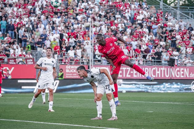 Deutschland: Fussball Saison 2026 2027 , 3. Liga , FC Würzburger Kickers vs. SV Wehen Wiesbaden - Akon Arena (Würzburg) Tarsis Bonga (FC Würzburger Kickers, 30) Schuss, Torschuss, Chance, Torchance, Gelegenheit im Zweikampf Würzburg Akon Arena Deutschland Germany *** Germany Soccer Season 2026–2027, 3rd Division, FC Würzburger Kickers vs. SV Wehen Wiesbaden, Akon Arena, Würzburg, Tarsis Bonga, FC Würzburger Kickers, 30 shots, shots on goal, chances, scoring chances, opportunities in one-on-one situations, Würzburg, Akon Arena, Germany Copyright: xBennetxLongx