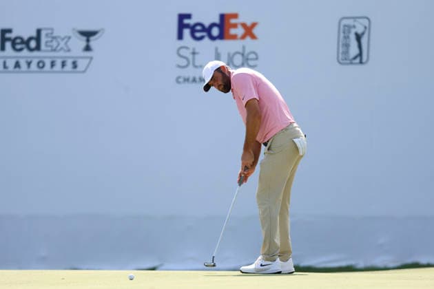MEMPHIS, TN - AUGUST 14: Scottie Scheffler of the United States watches his putt on No. 18 during the second round of the FedEx St. Jude Championship, August 14, 2026, at TPC Southwind in Memphis, Tennessee. (Photo by Matthew Maxey Icon Sportswire) GOLF: AUG 14 PGA, Golf Herren FedEx St. Jude Championship EDITORIAL USE ONLY Icon260814107