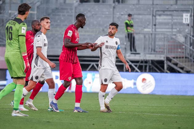 Deutschland: Fussball Saison 2026 2027 , 3. Liga , FC Würzburger Kickers vs. SV Wehen Wiesbaden - Akon Arena (Würzburg) Tarik Gözüsirin Tarik Goezuesirin (SV Wehen Wiesbaden, 11) und Tarsis Bonga (FC Würzburger Kickers, 30) Würzburg Akon Arena Deutschland Germany *** Germany Soccer Season 2026–2027, 3rd Division, FC Würzburger Kickers vs. SV Wehen Wiesbaden, Akon Arena, Würzburg; Tarik Gözüsirin (SV Wehen Wiesbaden, No. 11) and Tarsis Bonga (FC Würzburger Kickers, No. 30), Akon Arena, Würzburg, Germany Copyright: xBennetxLongx