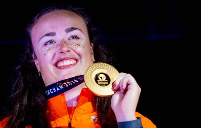 BIRMINGHAM - Jorinde van Klinken with her gold medal in the discus throw on the fifth day of the European Athletics Championships. IRIS VAN DEN BROEK ANP xVIxANPxSportx xxANPxIVx 565489107 originalFilename: 565489107.jpg