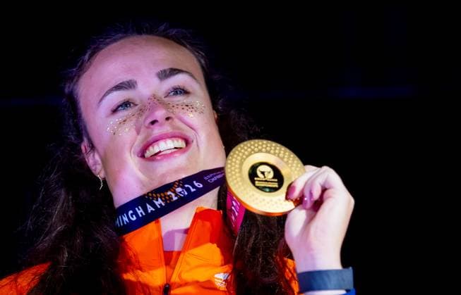 BIRMINGHAM - Jorinde van Klinken with her gold medal in the discus throw on the fifth day of the European Athletics Championships. IRIS VAN DEN BROEK ANP xVIxANPxSportx xxANPxIVx 565489140 originalFilename: 565489140.jpg