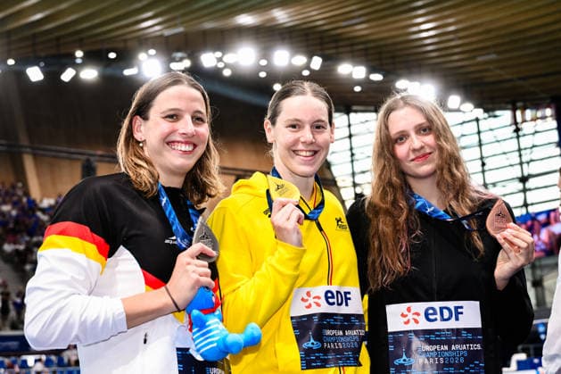 Angelina Kohler of Germany, silver, Roos Vanotterdijk of Belgium, gold, Daria Klepikova of Neutral Athletes B, bronze show the medals after competing in the Women™s 100m Butterfly Final during the European Aquatics Championships at the Olympic Aquatic Center in Paris (France), August 14, 2026. Andrea Staccioli Deepbluemedia Insidefoto