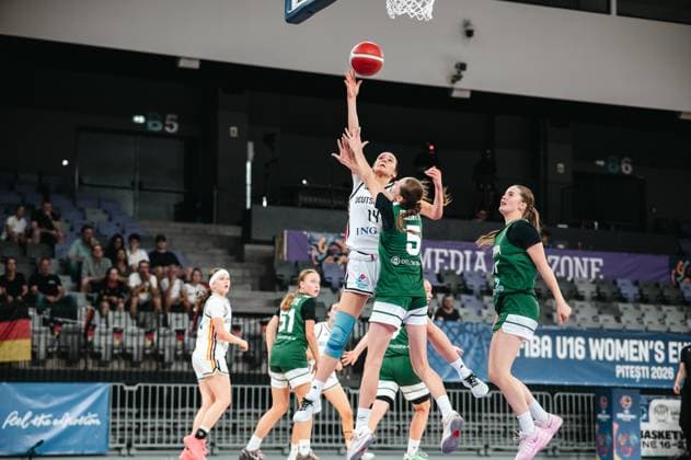 RECORD DATE NOT STATED Mia Melissa Koloszar ( 14; Prototype Cup Germany 2025) zieht zum Korb und legt den Ball gegen die Abwehr von Liepa Gelzinyte ( 5; Lithuania) auf. Die Szene findet in der Pitesti Arena beim FIBA U16 Women s European Championship, EM, Europameisterschaft statt. Mia Melissa Koloszar ( 14; Prototype Cup Germany 2025) mit Korbleger gegen Litauen *** Mia Melissa Koloszar (14), Prototype Cup Germany 2025, drives to the basket and shoots the ball past the defense of Liepa Gelzinyte (5), Lithuania. The scene takes place at the Pitesti Arena during the FIBA U16 Women’s European Championship. Mia Melissa Koloszar (14), Prototype Cup Germany 2025 makes a layup against Lithuania Copyright: xJoelxKruehlerx