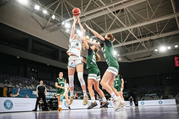 RECORD DATE NOT STATED Nele Prowaznik ( 18; Prototype Cup Germany 2025) springt hoch zum Korbwurf und wird dabei von zwei Spielerinnen Litauens geblockt. Der Ball ist im Bild, alle drei Spielerinnen befinden sich in der Luft – eine intensive Szene in der Pitesti Arena. Nele Prowaznik ( 18; Prototype Cup Germany 2025) im Zweikampf gegen Lithuania *** Nele Prowaznik 18 Prototype Cup Germany 2025 jumps high to shoot a layup and is blocked by two Lithuanian players. The ball is in the shot, all three players are in the air—an intense moment at the Pitesti Arena. Nele Prowaznik 18, Prototype Cup Germany 2025, battles for the ball against Lithuania Copyright: xJoelxKruehlerx