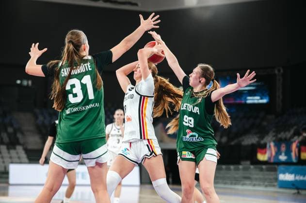 RECORD DATE NOT STATED Eine Spielerin des Prototype Cup Germany 2025 versucht unter starkem Druck von Kristale Saunoriute ( 31; Lithuania) und Adrija Masiulionyte ( 99; Lithuania) einen Wurf anzubringen. Der Ball wird in der Pitesti Arena von zwei Seiten attackiert. Kristale Saunoriute ( 31; Lithuania) und Adrija Masiulionyte ( 99; Lithuania) blocken deutschen Angriff *** A player in the 2025 Prototype Cup Germany attempts a shot under heavy pressure from Kristale Saunoriute 31 Lithuania and Adrija Masiulionyte 99 Lithuania. The ball is contested from two sides at the Pitesti Arena. Kristale Saunoriute 31 Lithuania and Adrija Masiulionyte 99 Lithuania block the German attack Copyright: xJoelxKruehlerx