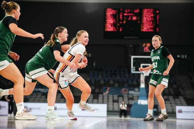 RECORD DATE NOT STATED Eine Spielerin des Prototype Cup Germany 2025 kämpft sich mit dem Ball durch zwei Verteidigerinnen Litauens. Kotryna Grunkyte ( 51; Lithuania) beobachtet die Szene im Hintergrund. Prototype Cup Germany 2025 vs. Lithuania – Balleroberung in der Pitesti Arena *** A player in the 2025 Prototype Cup Germany battles her way through two Lithuanian defenders with the ball. Kotryna Grunkyte (51, Lithuania) watches the action in the background. 2025 Prototype Cup Germany vs. Lithuania – Ball recovery at the Pitesti Arena Copyright: xJoelxKruehlerx