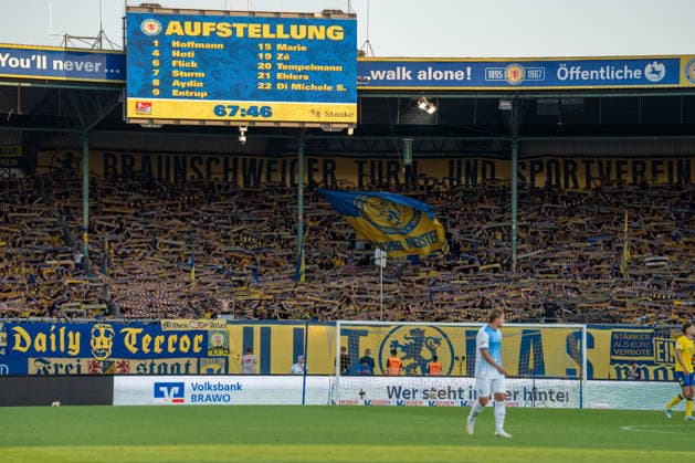 Deutschland: Fussball 2. Bundesliga, 2. Spieltag 2026 2027, Eintracht Braunschweig - VfL Bochum am 14.08.2026 in Braunschweig (Eintracht-Stadion): Fans, Spruchband, Fahne, Transparent, Schals *** German Soccer 2. Bundesliga, Matchday 2, 2026–2027, Eintracht Braunschweig vs. VfL Bochum on August 14, 2026, at Eintracht Stadium in Braunschweig—fans, banners, flags, signs, scarves Copyright: xSvenxHeidmannx