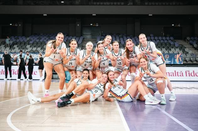 RECORD DATE NOT STATED Die Spielerinnen des Prototype Cup Germany 2025 posieren gemeinsam auf dem Parkett der Pitesti Arena in Rumänien für ein Mannschaftsfoto. Alle zeigen Victory-Zeichen und lächeln in die Kamera. Prototype Cup Germany 2025 – Teamfoto mit Victory-Pose in der Pitesti Arena *** The players of the 2025 Prototype Cup Germany pose together on the court at Pitesti Arena in Romania for a team photo. They’re all making victory signs and smiling at the camera. 2025 Prototype Cup Germany – Team photo with victory poses at Pitesti Arena Copyright: xJoelxKruehlerx