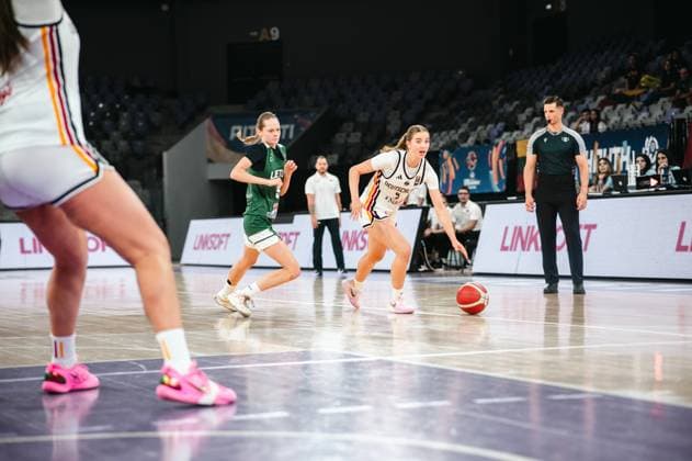 RECORD DATE NOT STATED Eine Spielerin des Prototype Cup Germany 2025 treibt den Ball voran, verfolgt von Liepa Gelzinyte ( 5; Lithuania) in der Pitesti Arena. Ein Schiedsrichter beobachtet die Szene am Spielfeldrand. Liepa Gelzinyte ( 5; Lithuania) im Zweikampf beim Prototype Cup Germany 2025 *** A player in the 2025 Prototype Cup Germany drives the ball forward, followed by Liepa Gelzinyte 5 of Lithuania at the Pitesti Arena. A referee watches the action from the sideline as Liepa Gelzinyte 5 of Lithuania battles for the ball during the 2025 Prototype Cup Germany. Copyright: xJoelxKruehlerx