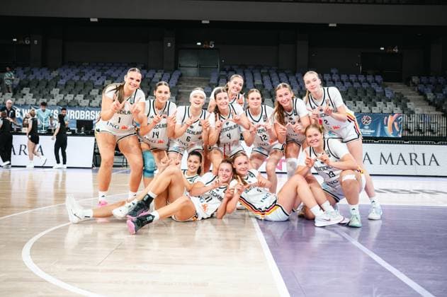RECORD DATE NOT STATED Die Spielerinnen des Prototype Cup Germany 2025 posieren gemeinsam für ein Mannschaftsfoto auf dem Parkett der Pitesti Arena. Das Team zeigt Siegesgesten und lächelt in die Kamera. Prototype Cup Germany 2025 – Teamfoto nach dem Spiel in Pitesti *** The players of the 2025 Prototype Cup Germany pose together for a team photo on the court at Pitesti Arena. The team strikes victory poses and smiles for the camera. 2025 Prototype Cup Germany – Team photo after the game in Pitesti Copyright: xJoelxKruehlerx