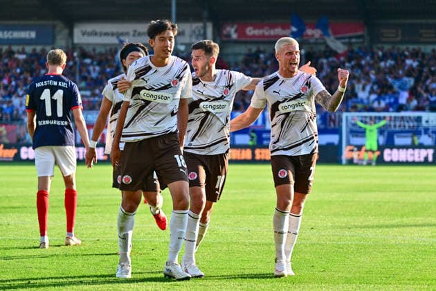 14.08.2026, Fußball, Herren, 2.BL (Bundesliga), Saison 2026 2027, Holstein Kiel - FC St. Pauli, 2. Spieltag, KSV, Holstein-Stadion, 1. Heimspiel St. Pauli Jubel und Freude über das Tor von Taichi Hara Kiel, Holstein-Stadion Holstein-Stadion Schleswig-Holstein Deutschland *** August 14, 2026, Soccer, Men s, 2nd Division Bundesliga, 2026–2027 Season, Holstein Kiel vs. FC St. Pauli, Matchday 2, KSV, Holstein Stadium, 1st home game; St. Pauli fans celebrate and cheer after Taichi Hara’s goal; Kiel, Holstein Stadium, Schleswig-Holstein, Germany